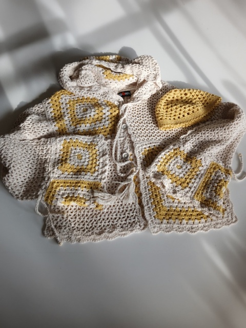 Bluza szydełkowa, szorty i czapeczka