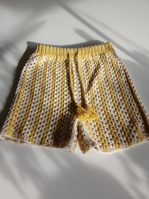 Bluza szydełkowa, szorty i czapeczka