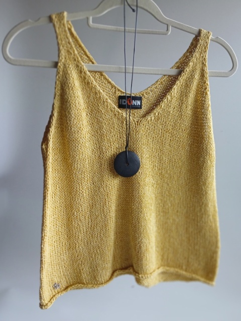 Top z dekoltem w szpic - yellow
