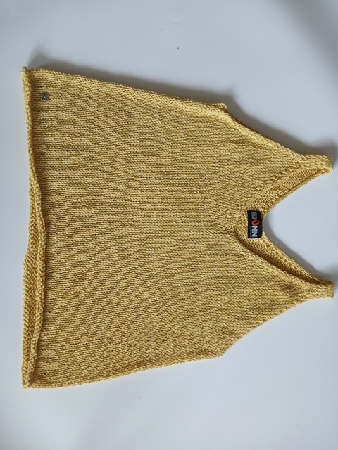 Top z dekoltem w szpic - yellow