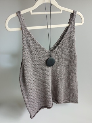 Top z dekoltem w szpic - gray