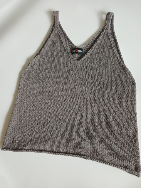Top z dekoltem w szpic - gray