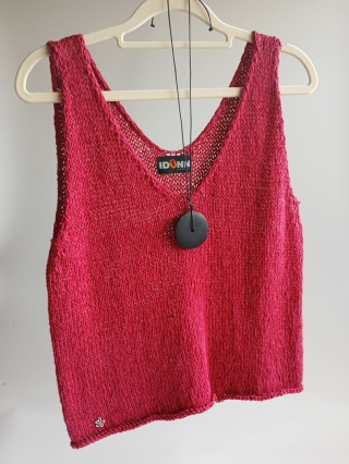 Top z dekoltem w szpic - magenta