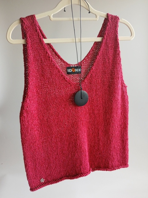 Top z dekoltem w szpic - magenta