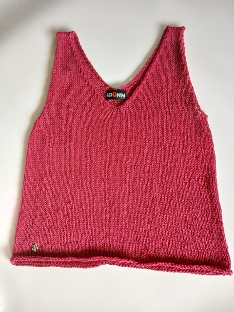 Top z dekoltem w szpic - magenta