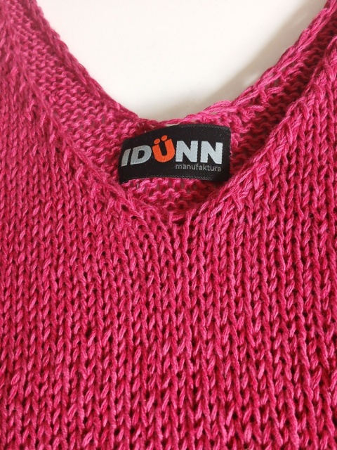Top z dekoltem w szpic - magenta