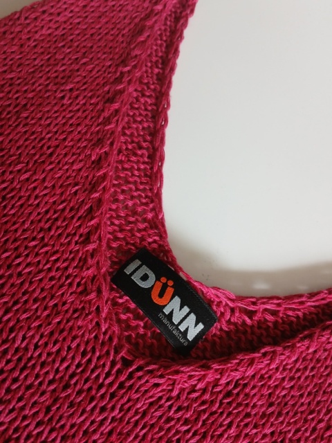 Top z dekoltem w szpic - magenta